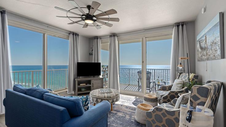 Sala de estar elegantemente projetada com móveis modernos em um apartamento no Building South Thomas Drive - avantstay - 1467133 em Panama City Beach, Panama City Beach Sala de estar elegantemente projetada com móveis modernos em um apartamento no Building South Thomas Drive - avantstay - 1467133 em Panama City Beach, Panama City Beach