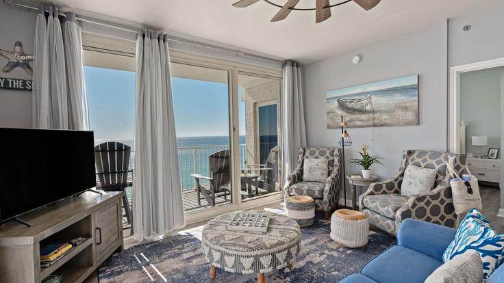 Salle de séjour élégante avec mobilier moderne dans un appartement à Building South Thomas Drive - avantstay - 1467133 à Panama City Beach, Panama City Beach