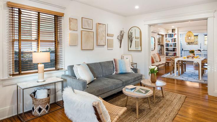 Salle de séjour élégante avec mobilier moderne dans un appartement à Building Brooks Avenue - avantstay - 1507591 à Los Angeles, Los Angeles Salle de séjour élégante avec mobilier moderne dans un appartement à Building Brooks Avenue - avantstay - 1507591 à Los Angeles, Los Angeles
