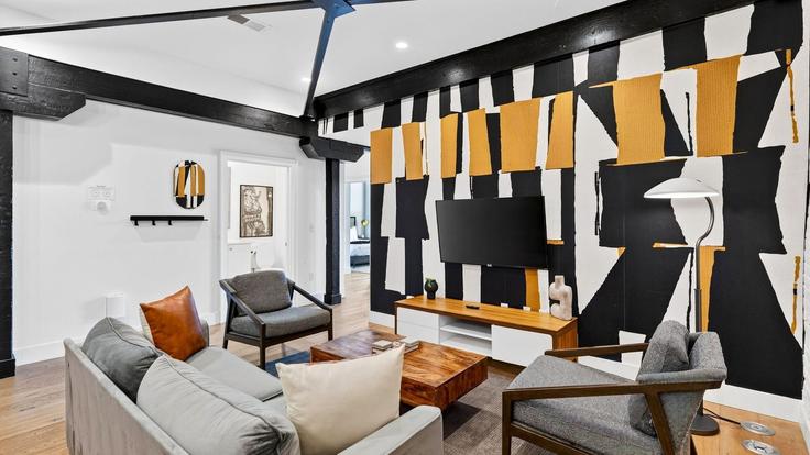 Elegantly designed living room with modern furnishings in an apartment at Building 2nd Avenue South - avantstay - 1593967 in Nashville, Nashville