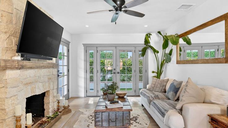 Elegante sala de estar con mobiliario moderno en un apartamento en Building Laurel Terrace Drive - avantstay - 1548449 en Los Angeles, Los Angeles Elegante sala de estar con mobiliario moderno en un apartamento en Building Laurel Terrace Drive - avantstay - 1548449 en Los Angeles, Los Angeles