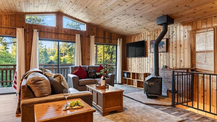 Building Primrose Drive - avantstay - 1565930 adresindeki bir dairede modern mobilyalarla zarif bir şekilde tasarlanmış oturma odası Big Bear Lake, Big Bear Lake