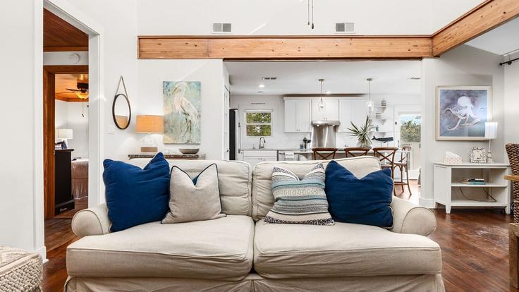 Seacrest SeacrestのBuilding Walton Gulfview Drive - avantstay - 1036453 - USAのアパートメントにある、モダンな家具を備えたエレガントなデザインのリビングルーム