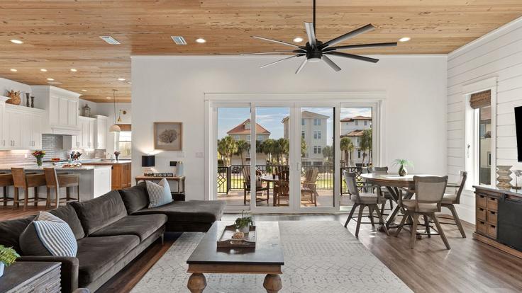Destin, Destin에 위치한 Building Sandprint Drive - avantstay - 1638147 유닛의 세련된 인테리어가 돋보이는 거실