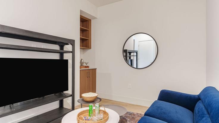 Elegante sala de estar con mobiliario moderno en un apartamento en Building Beech Street - avantstay - 1495763 en San Diego, San Diego Elegante sala de estar con mobiliario moderno en un apartamento en Building Beech Street - avantstay - 1495763 en San Diego, San Diego