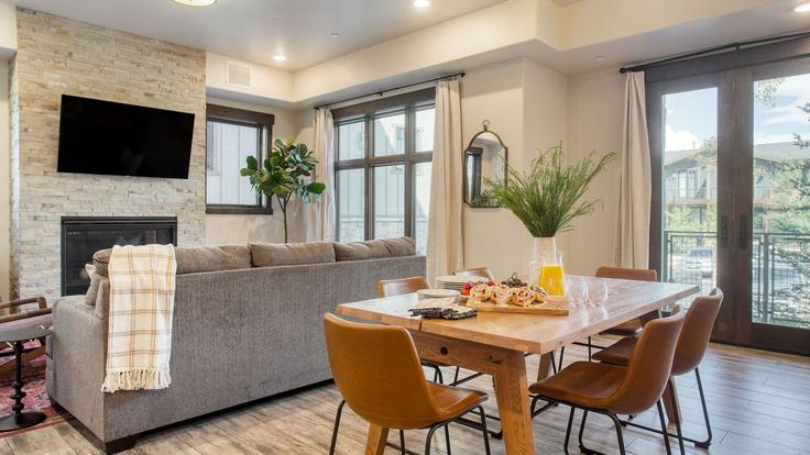 Building Blackstone Drive - avantstay - 1495770 adresindeki bir dairede modern mobilyalarla zarif bir şekilde tasarlanmış oturma odası Snyderville, Snyderville Building Blackstone Drive - avantstay - 1495770 adresindeki bir dairede modern mobilyalarla zarif bir şekilde tasarlanmış oturma odası Snyderville, Snyderville