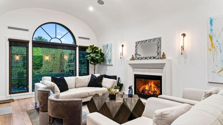 Salle de séjour élégante avec mobilier moderne dans un appartement à Building North Crescent Heights Boulevard - avantstay - 1624510 à Los Angeles, Los Angeles