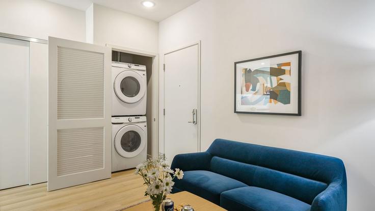 Elegant gestaltetes Wohnzimmer mit moderner Einrichtung in einer Wohnung im Building Beech Street - avantstay - 1495763 in San Diego, San Diego