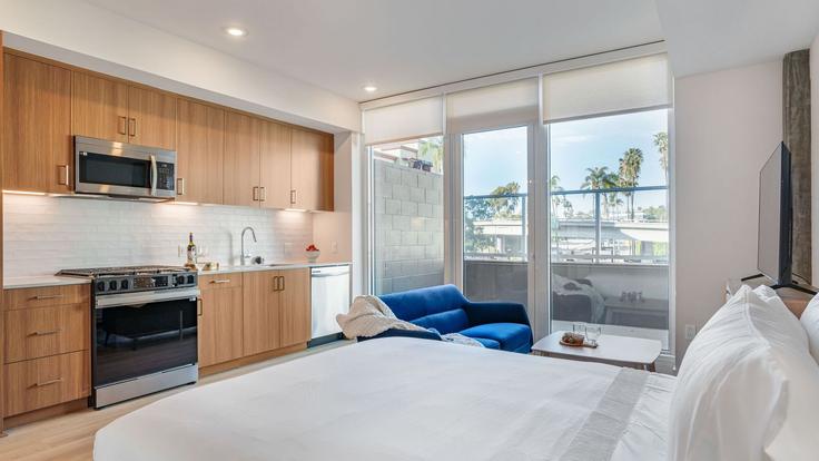 San Diego San DiegoのBuilding Beech Street - avantstay - 1494694のアパートメントにある、モダンな家具を備えたエレガントなデザインのリビングルーム