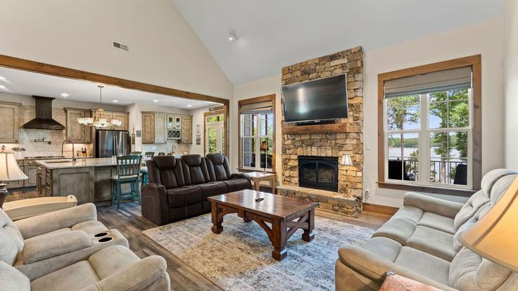 Sala de estar elegantemente projetada com móveis modernos em um apartamento no Building Dog Leg Road - avantstay - 1225304 em Lake Norman of Catawba, Lake Norman of Catawba Sala de estar elegantemente projetada com móveis modernos em um apartamento no Building Dog Leg Road - avantstay - 1225304 em Lake Norman of Catawba, Lake Norman of Catawba