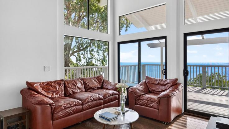Building Avenida De La Encinal - avantstay - 1462110 adresindeki bir dairede modern mobilyalarla zarif bir şekilde tasarlanmış oturma odası Malibu, Malibu