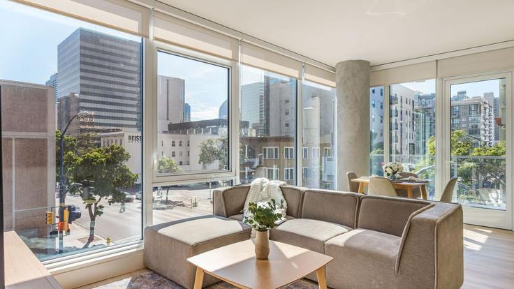 Elegant gestaltetes Wohnzimmer mit moderner Einrichtung in einer Wohnung im Building Beech Street - avantstay - 1509846 in San Diego, San Diego Elegant gestaltetes Wohnzimmer mit moderner Einrichtung in einer Wohnung im Building Beech Street - avantstay - 1509846 in San Diego, San Diego