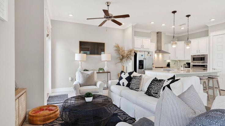 Watersound, Watersound에 위치한 Building York Lane - avantstay - 1043190 - USA 유닛의 세련된 인테리어가 돋보이는 거실 Watersound, Watersound에 위치한 Building York Lane - avantstay - 1043190 - USA 유닛의 세련된 인테리어가 돋보이는 거실
