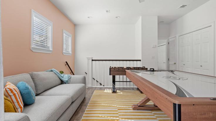 Salle de séjour élégante avec mobilier moderne dans un appartement à Building Ocean View Drive - avantstay - 1044701 - USA à Destin, Destin Salle de séjour élégante avec mobilier moderne dans un appartement à Building Ocean View Drive - avantstay - 1044701 - USA à Destin, Destin