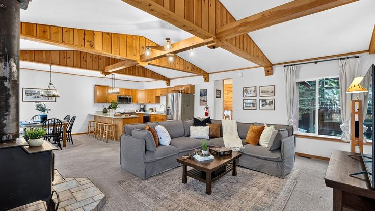 Building Ute Drive - avantstay - 1580747 adresindeki bir dairede modern mobilyalarla zarif bir şekilde tasarlanmış oturma odası Truckee, Truckee
