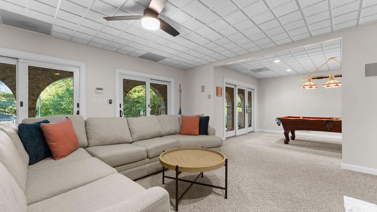 Elegant gestaltetes Wohnzimmer mit moderner Einrichtung in einer Wohnung im Building Shoreway Drive - avantstay - 1027242 - USA in Huntersville, Huntersville