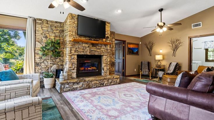 Elegante sala de estar con mobiliario moderno en un apartamento en Building Golf Creek Road - avantstay - 1621208 en Gatlinburg, Gatlinburg Elegante sala de estar con mobiliario moderno en un apartamento en Building Golf Creek Road - avantstay - 1621208 en Gatlinburg, Gatlinburg