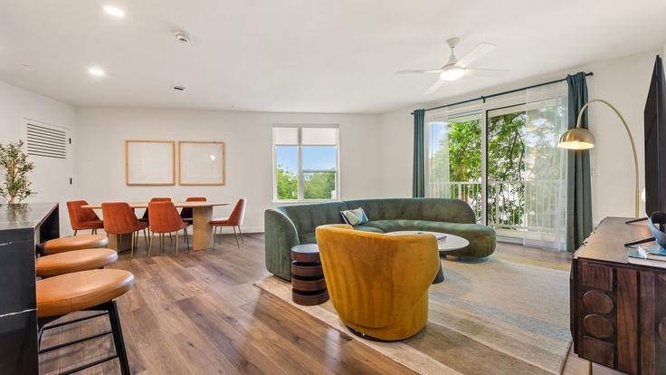 Elegantly designed living room with modern furnishings in an apartment at Building Menchaca Road - avantstay - 1396934 in Austin, Austin Elegantly designed living room with modern furnishings in an apartment at Building Menchaca Road - avantstay - 1396934 in Austin, Austin