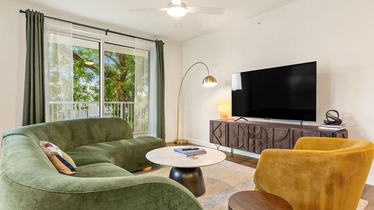 Elegante sala de estar con mobiliario moderno en un apartamento en Building Menchaca Road - avantstay - 1396953 en Austin, Austin Elegante sala de estar con mobiliario moderno en un apartamento en Building Menchaca Road - avantstay - 1396953 en Austin, Austin