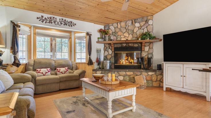 Building Santa Clara Boulevard - avantstay - 1507361 adresindeki bir dairede modern mobilyalarla zarif bir şekilde tasarlanmış oturma odası Big Bear Lake, Big Bear Lake
