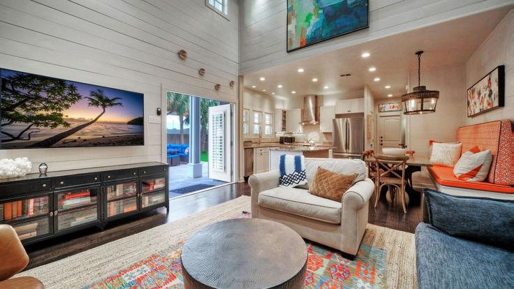 Port Aransas, Port Aransas에 위치한 Building Texas 361 - avantstay - 1404634 유닛의 세련된 인테리어가 돋보이는 거실