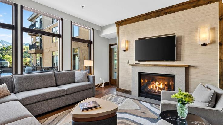 Sala de estar elegantemente projetada com móveis modernos em um apartamento no Building Riverfront Lane - avantstay - 1605893 em Avon, Avon