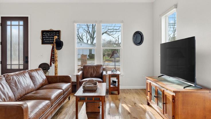 Salle de séjour élégante avec mobilier moderne dans un appartement à Building Chestnut Avenue - avantstay - 1491077 à Austin, Austin