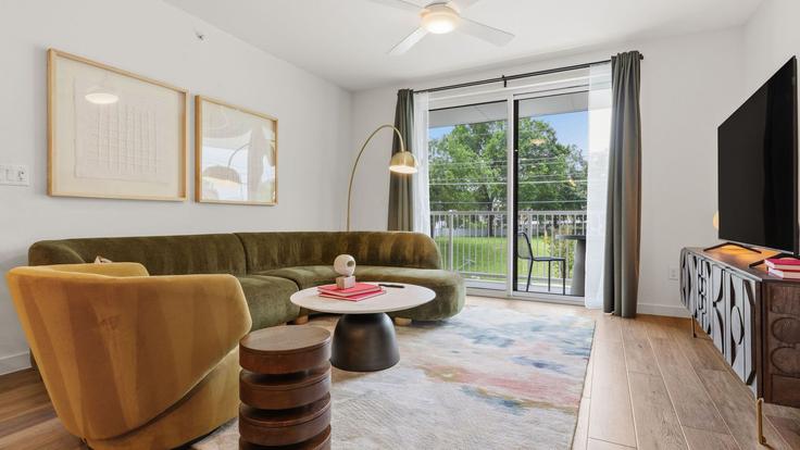 Sala de estar elegantemente projetada com móveis modernos em um apartamento no Building Menchaca Road - avantstay - 1396885 em Austin, Austin