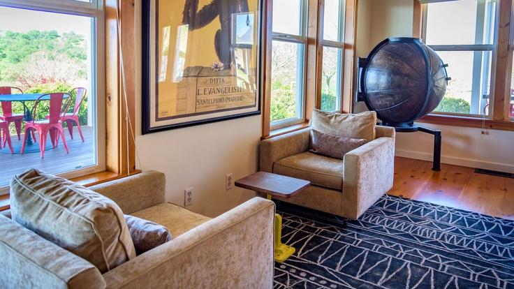 Sala de estar elegantemente projetada com móveis modernos em um apartamento no Building Via Del Salinas - avantstay - 1597117 em Paso Robles, Paso Robles Sala de estar elegantemente projetada com móveis modernos em um apartamento no Building Via Del Salinas - avantstay - 1597117 em Paso Robles, Paso Robles