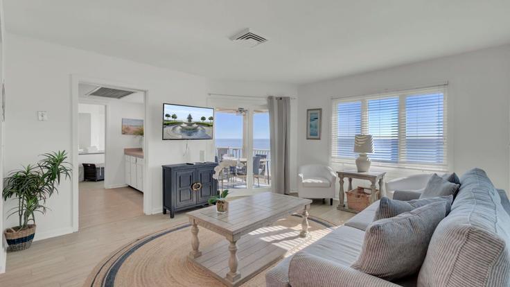 Building Port O'Call I - avantstay - 1462111 adresindeki bir dairede modern mobilyalarla zarif bir şekilde tasarlanmış oturma odası Isle of Palms, Isle of Palms Building Port O'Call I - avantstay - 1462111 adresindeki bir dairede modern mobilyalarla zarif bir şekilde tasarlanmış oturma odası Isle of Palms, Isle of Palms