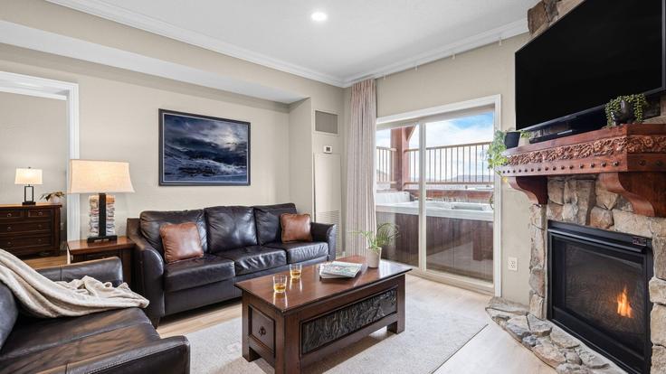 Building Canyons Resort Drive - avantstay - 1436045 adresindeki bir dairede modern mobilyalarla zarif bir şekilde tasarlanmış oturma odası Snyderville, Snyderville Building Canyons Resort Drive - avantstay - 1436045 adresindeki bir dairede modern mobilyalarla zarif bir şekilde tasarlanmış oturma odası Snyderville, Snyderville
