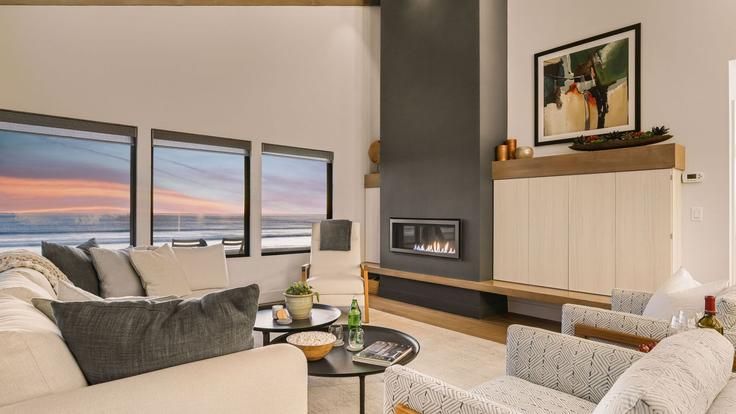Elegant gestaltetes Wohnzimmer mit moderner Einrichtung in einer Wohnung im Building Ocean Front Lane - avantstay - 1491076 in Cayucos, Cayucos
