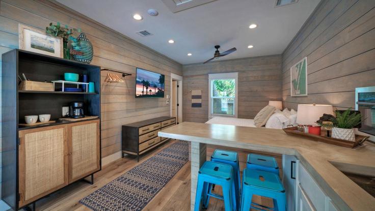 Port Aransas, Port Aransas에 위치한 Building Trojan Street - avantstay - 1027375 - USA 유닛의 세련된 인테리어가 돋보이는 거실