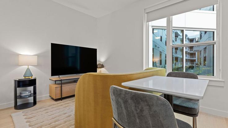 Elegant gestaltetes Wohnzimmer mit moderner Einrichtung in einer Wohnung im Building Menchaca Road - avantstay - 1397058 in Austin, Austin Elegant gestaltetes Wohnzimmer mit moderner Einrichtung in einer Wohnung im Building Menchaca Road - avantstay - 1397058 in Austin, Austin