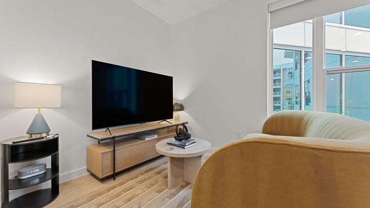 Austin AustinのBuilding Menchaca Road - avantstay - 1396948のアパートメントにある、モダンな家具を備えたエレガントなデザインのリビングルーム Austin AustinのBuilding Menchaca Road - avantstay - 1396948のアパートメントにある、モダンな家具を備えたエレガントなデザインのリビングルーム