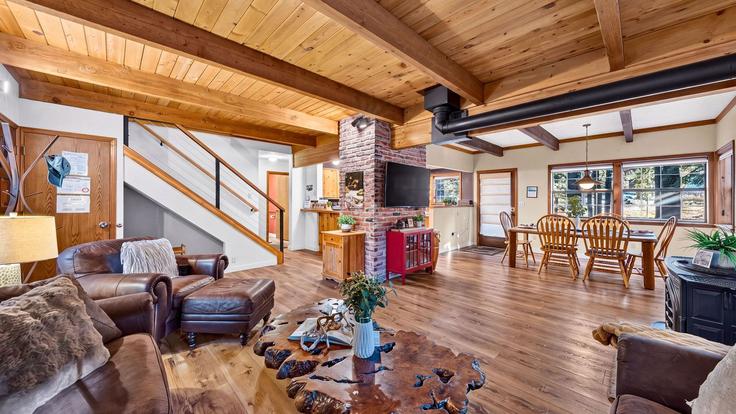 Building Northwoods Boulevard - avantstay - 1635962 adresindeki bir dairede modern mobilyalarla zarif bir şekilde tasarlanmış oturma odası Truckee, Truckee Building Northwoods Boulevard - avantstay - 1635962 adresindeki bir dairede modern mobilyalarla zarif bir şekilde tasarlanmış oturma odası Truckee, Truckee