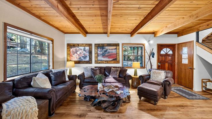 Salle de séjour élégante avec mobilier moderne dans un appartement à Building Northwoods Boulevard - avantstay - 1635962 à Truckee, Truckee