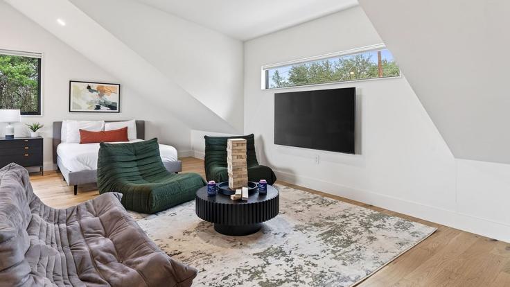 Elegante sala de estar con mobiliario moderno en un apartamento en Building Red Feather Trail - avantstay - 1396922 en Austin, Austin Elegante sala de estar con mobiliario moderno en un apartamento en Building Red Feather Trail - avantstay - 1396922 en Austin, Austin
