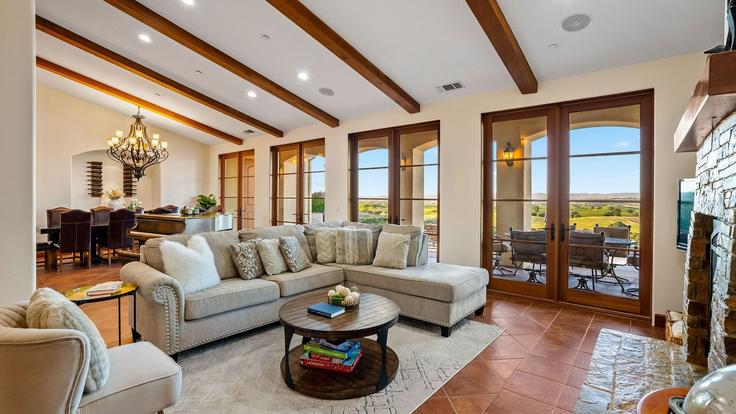 Elegante sala de estar con mobiliario moderno en un apartamento en Building Almond Drive - avantstay - 1598099 en Templeton, Templeton Elegante sala de estar con mobiliario moderno en un apartamento en Building Almond Drive - avantstay - 1598099 en Templeton, Templeton