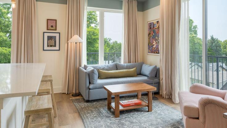 Salle de séjour élégante avec mobilier moderne dans un appartement à Building Gilmore Avenue - avantstay - 1565932 à Nashville, Nashville