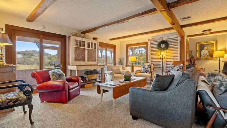 Elegante sala de estar con mobiliario moderno en un apartamento en Building Symphony Oaks Drive - avantstay - 1598107 en Templeton, Templeton Elegante sala de estar con mobiliario moderno en un apartamento en Building Symphony Oaks Drive - avantstay - 1598107 en Templeton, Templeton