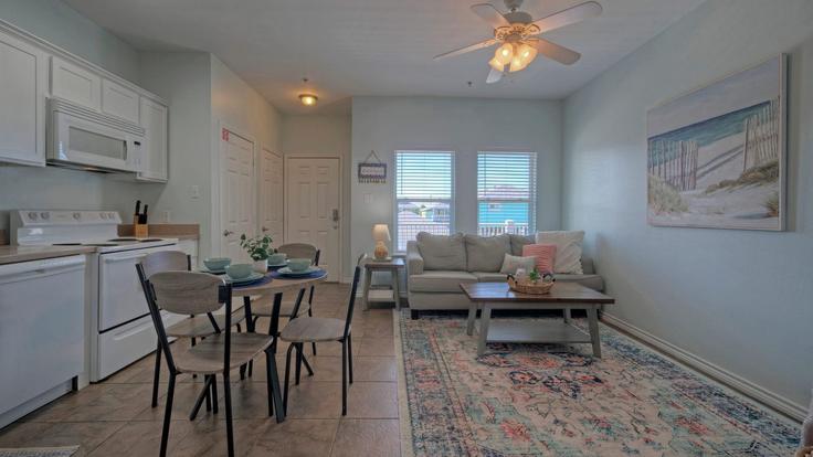 Port Aransas, Port Aransas에 위치한 Building South Station Street - avantstay - 1060257 - USA 유닛의 세련된 인테리어가 돋보이는 거실