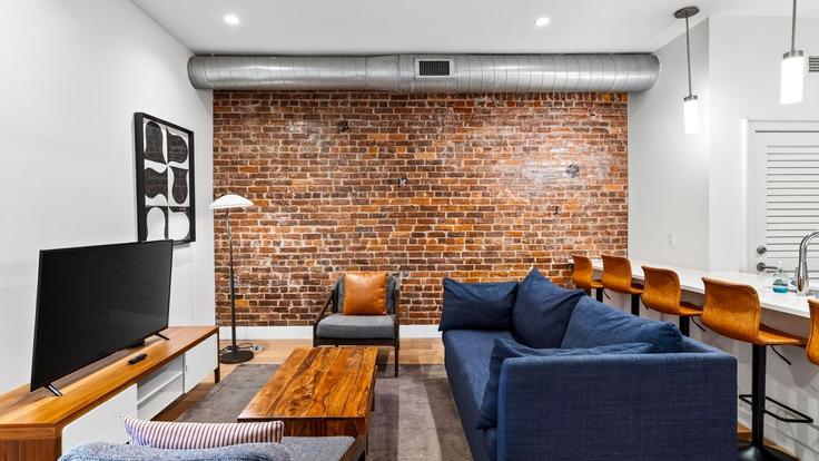 Nashville, Nashville에 위치한 Building 2nd Avenue South - avantstay - 1594003 유닛의 세련된 인테리어가 돋보이는 거실 Nashville, Nashville에 위치한 Building 2nd Avenue South - avantstay - 1594003 유닛의 세련된 인테리어가 돋보이는 거실