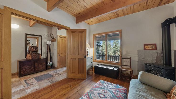 Building McKinney Drive - avantstay - 1028178 - SFO adresindeki bir dairede modern mobilyalarla zarif bir şekilde tasarlanmış oturma odası Tahoma, Tahoma