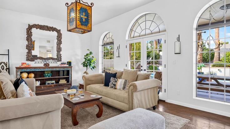 Salle de séjour élégante avec mobilier moderne dans un appartement à Building East Sandra Terrace - avantstay - 1635961 à Phoenix, Phoenix
