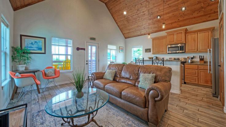 Corpus Christi Corpus ChristiのBuilding Laguna Village Drive - avantstay - 1491072のアパートメントにある、モダンな家具を備えたエレガントなデザインのリビングルーム Corpus Christi Corpus ChristiのBuilding Laguna Village Drive - avantstay - 1491072のアパートメントにある、モダンな家具を備えたエレガントなデザインのリビングルーム