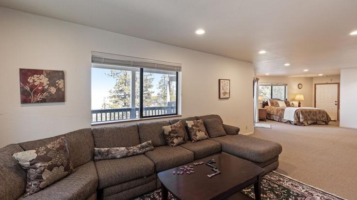 Lake Arrowhead, Lake Arrowhead에 위치한 Building Banff Drive - avantstay - 1026918 - LAX 유닛의 세련된 인테리어가 돋보이는 거실 Lake Arrowhead, Lake Arrowhead에 위치한 Building Banff Drive - avantstay - 1026918 - LAX 유닛의 세련된 인테리어가 돋보이는 거실