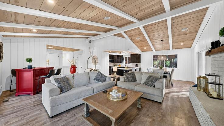 South Lake Tahoe, South Lake Tahoe에 위치한 Building Talbot Street - avantstay - 1646823 유닛의 세련된 인테리어가 돋보이는 거실 South Lake Tahoe, South Lake Tahoe에 위치한 Building Talbot Street - avantstay - 1646823 유닛의 세련된 인테리어가 돋보이는 거실
