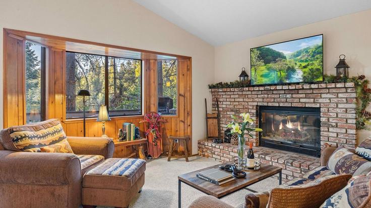 Elegant gestaltetes Wohnzimmer mit moderner Einrichtung in einer Wohnung im Building Larchmont Lane - avantstay - 1540688 in Lake Arrowhead, Lake Arrowhead Elegant gestaltetes Wohnzimmer mit moderner Einrichtung in einer Wohnung im Building Larchmont Lane - avantstay - 1540688 in Lake Arrowhead, Lake Arrowhead