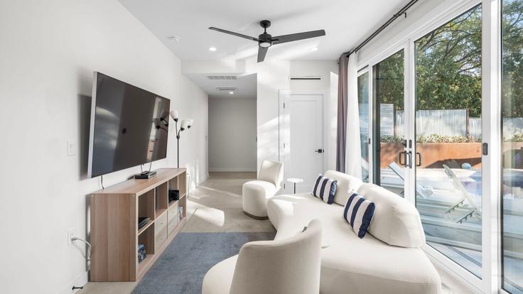 Austin AustinのBuilding Mariposa Drive - avantstay - 1396931のアパートメントにある、モダンな家具を備えたエレガントなデザインのリビングルーム